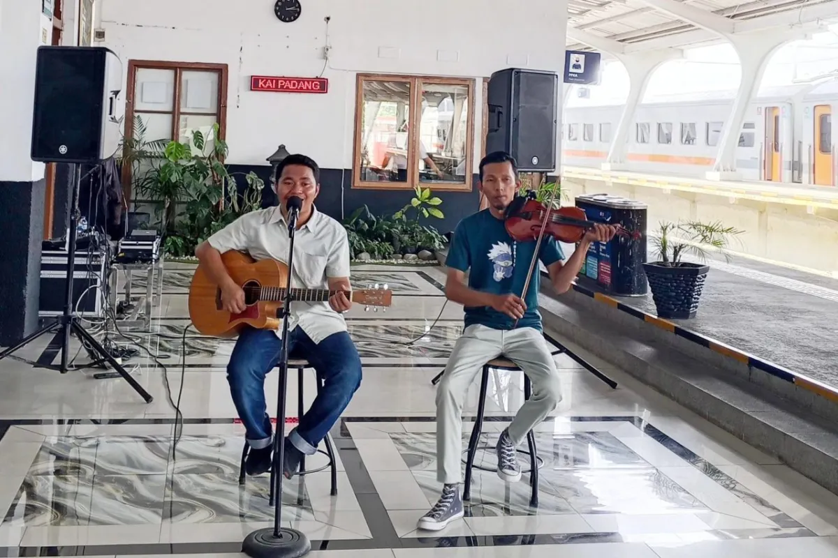 KAI Divre II Sumbar Hadirkan Musik Live di Stasiun Padang Selama Angkutan Lebaran 2026