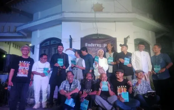 Supali Kasim Luncurkan Antologi Puisi Jawa Dermayu “Desa Mawa Lelara, Nagri Mawa Memedi” di Indramayu
