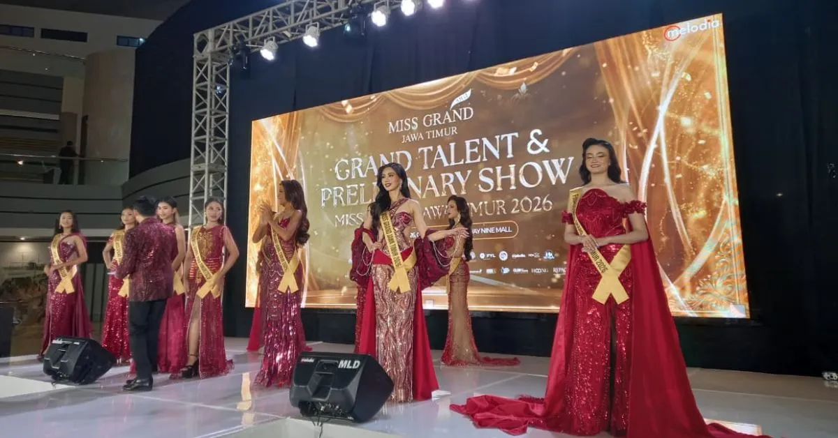Preliminary Show Miss Grand Jawa Timur: Finalis Tampil dengan Gaun Merah dan Promosikan Kue Lapis Surabaya
