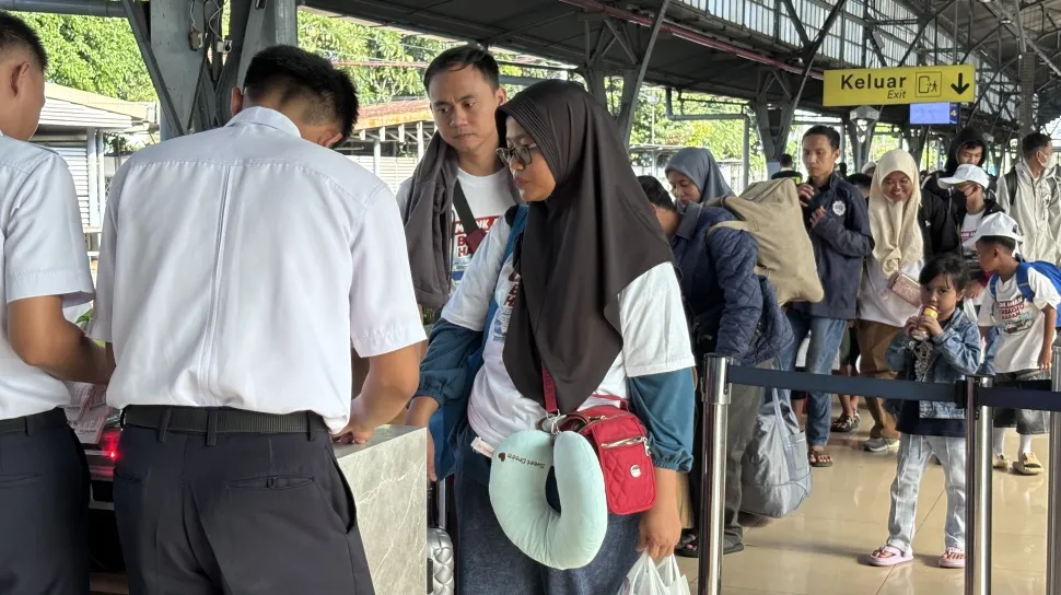 Musik Jalanan Meriahkan Suasana Mudik di Stasiun Pasar Senen