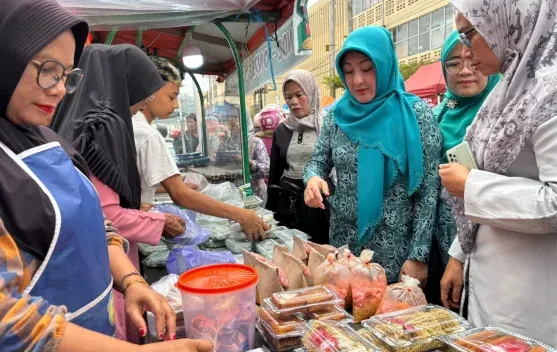 TP-PKK Padang Panjang Bagikan Takjil Ramadan, Libatkan Pedagang Kuliner Lokal