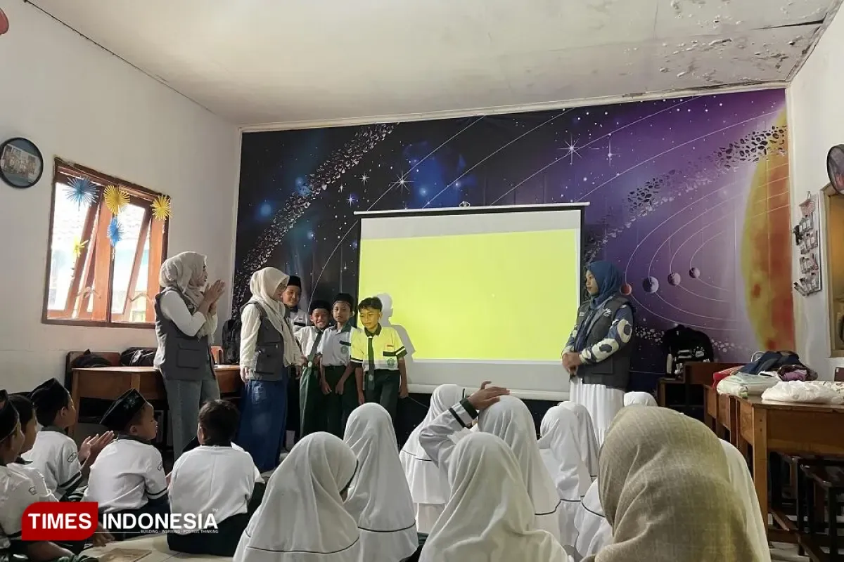KSM 57 UNISMA Sosialisasikan Penggunaan Gadget Sehat bagi Siswa MI NU Thohiriyah Wedoro