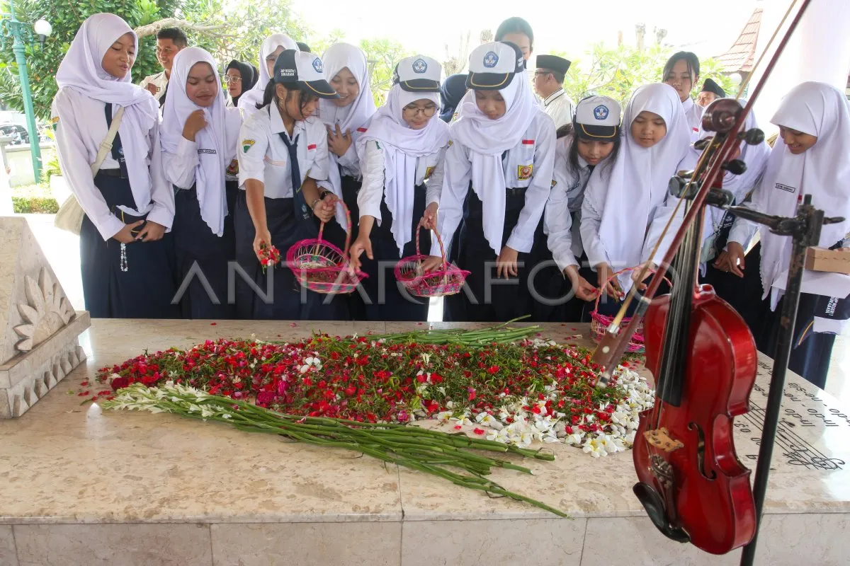 Pelajar Tabur Bunga di Makam WR Soepratman, Peringati Hari Musik Nasional di Surabaya