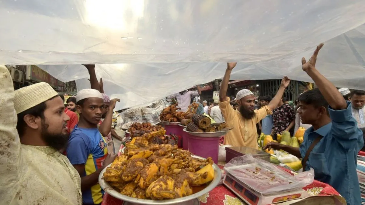 Tradisi Street Food Iftar Meriahkan Ramadan di Dhaka, Bangladesh