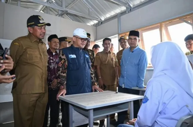 Mendikdasmen Resmikan Enam Ruang Kelas Darurat di Pidie Jaya untuk Pemulihan Pembelajaran Pascabanjir