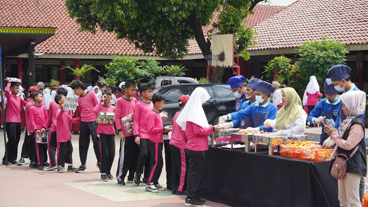 BGN Gelar “Masak Besar” di Dua SD Jakarta Timur untuk Edukasi Gizi dalam Program MBG