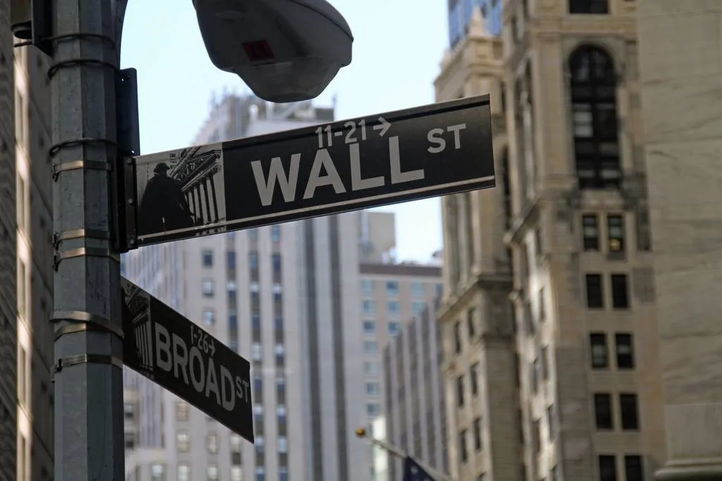 Wall Street Ditutup Merah, Dow Jones Sempat Anjlok 1.100 Poin saat Harga Minyak Melonjak