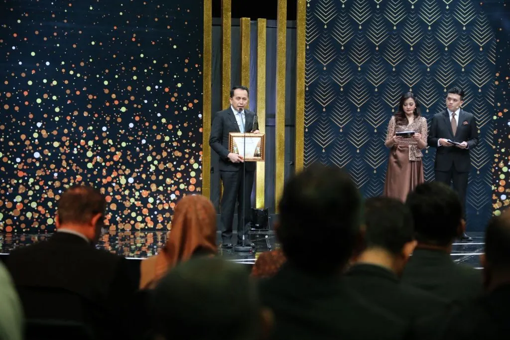 Dirjen Bina Keuda Kemendagri Agus Fatoni Raih Penghargaan ITAY 2026