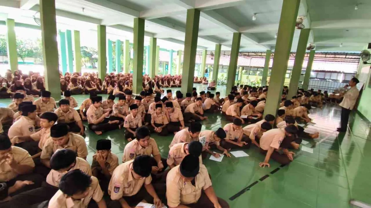 Siswa MTsN 2 Bantul Dapat Arahan Pengisian Buku Agenda Ramadhan di Mushola Raudhatul Ulum
