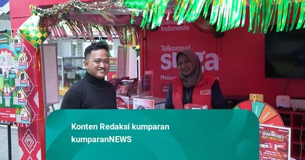 Pemudik Manfaatkan Posko Telkomsel Siaga di Rest Area KM 57A Saat Kuota Internet Habis