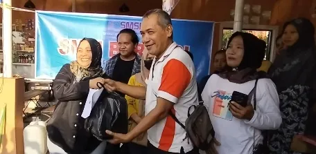 SMSI Ngawi Bagikan Beras dan Bumbu Dapur kepada Pedagang PKL Bugar Food saat Ramadan