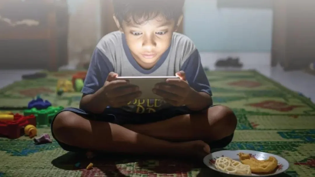Mayoritas Anak Indonesia Sudah Akses Internet Berjam-jam, Risiko Konten Dewasa dan Perundungan Mengintai
