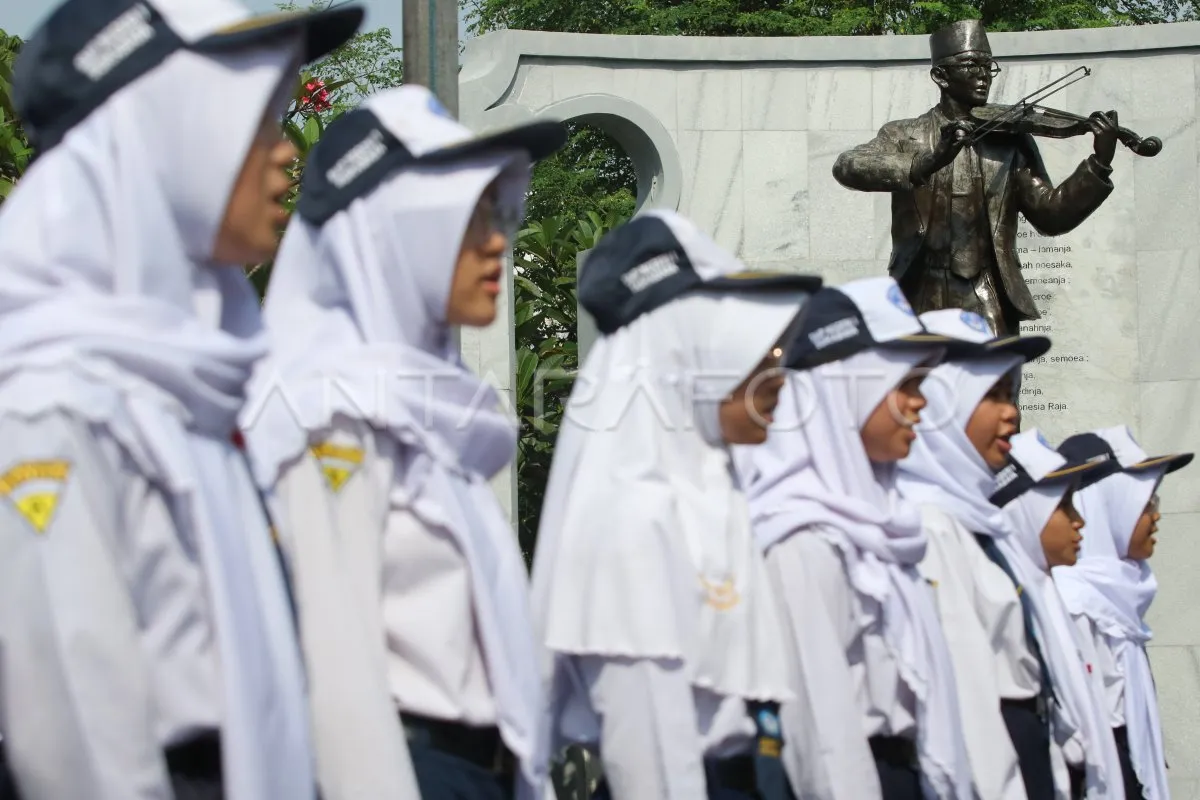 Pelajar di Surabaya Peringati Hari Musik Nasional di Makam W R Soepratman