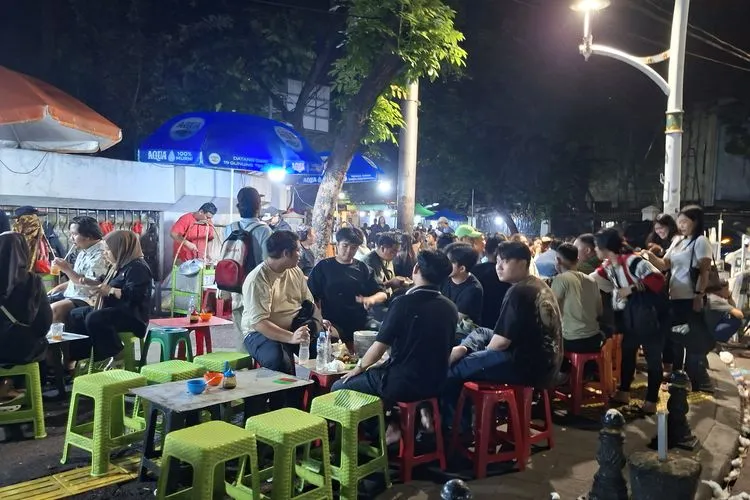 Suasana Kuliner Malam Gulai Tikungan Blok M pada Dini Hari Natal