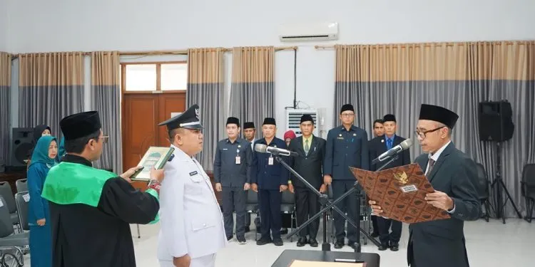 Agus Yudiono Dilantik sebagai Pj Kepala Desa Denok, Pemkab Lumajang Tekankan Transparansi Tata Kelola