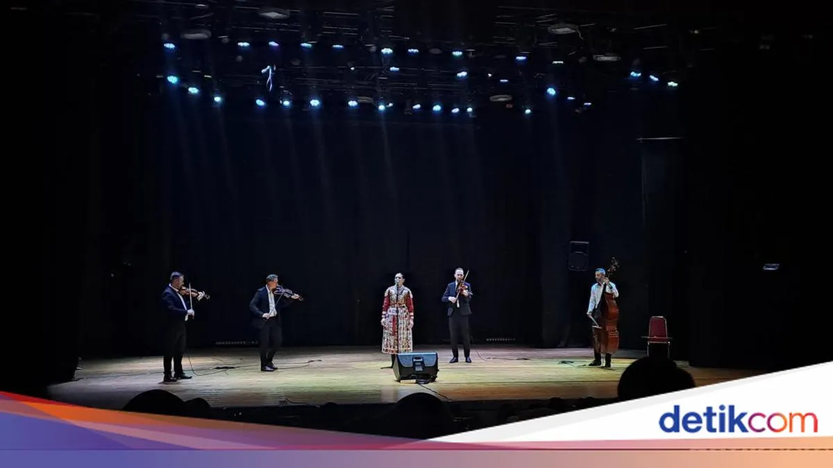 Konser Musik Folk Hungaria Meriahkan Balai Pemuda Surabaya