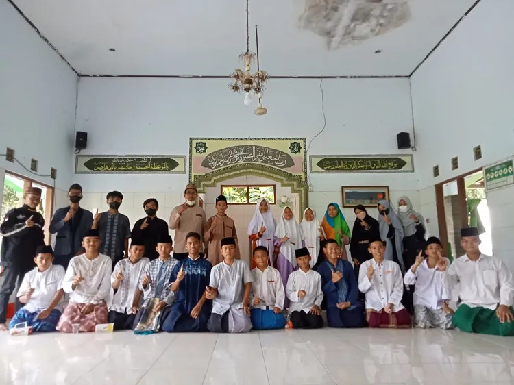 HIMATA UMC Kunjungi Ponpes Sains Salman Assalam dan Salurkan Santunan untuk Anak Yatim dan Dhuafa