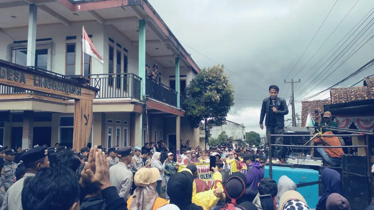 Ratusan Warga Desa Linggawangi Tasikmalaya Berunjuk Rasa, Tuntut Kepala Desa Mundur