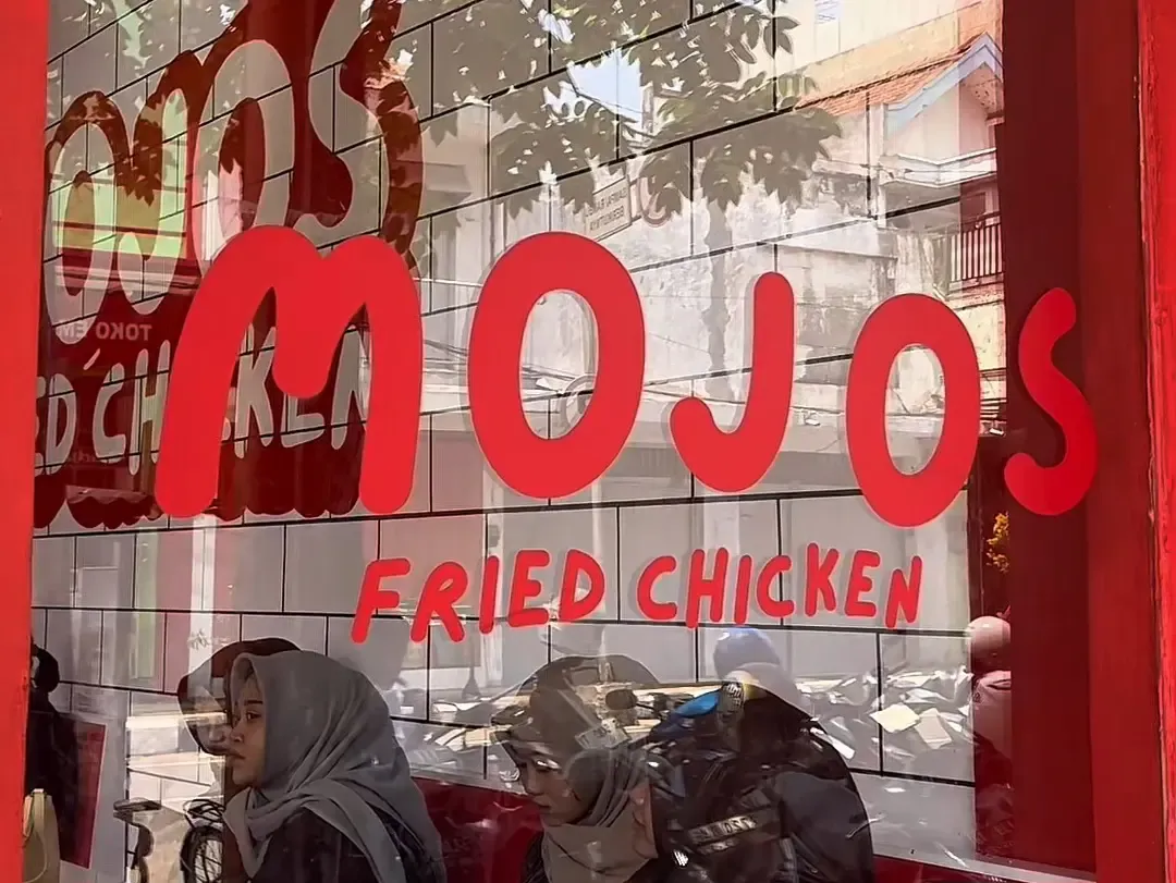 Mojos Fried Chicken Tawarkan Ayam Krispi dengan Saus Kare hingga Rendang di Mojokerto