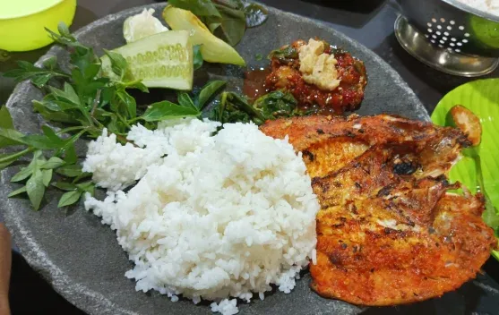Ikan Bakar dengan Sambal dan Lalapan Masih Jadi Pilihan Favorit Warga