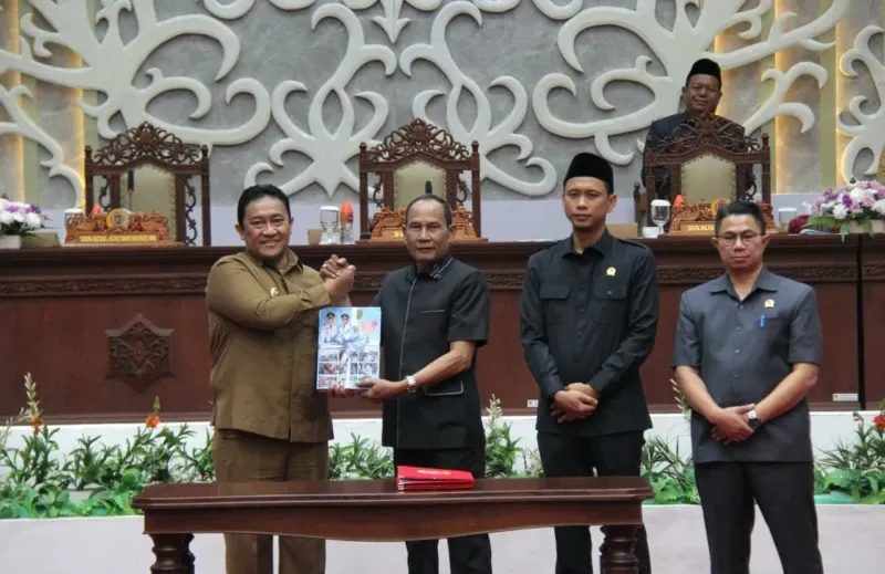 Wagub Edy Pratowo Sampaikan Pengantar LKPj Gubernur 2025 di DPRD Kalteng