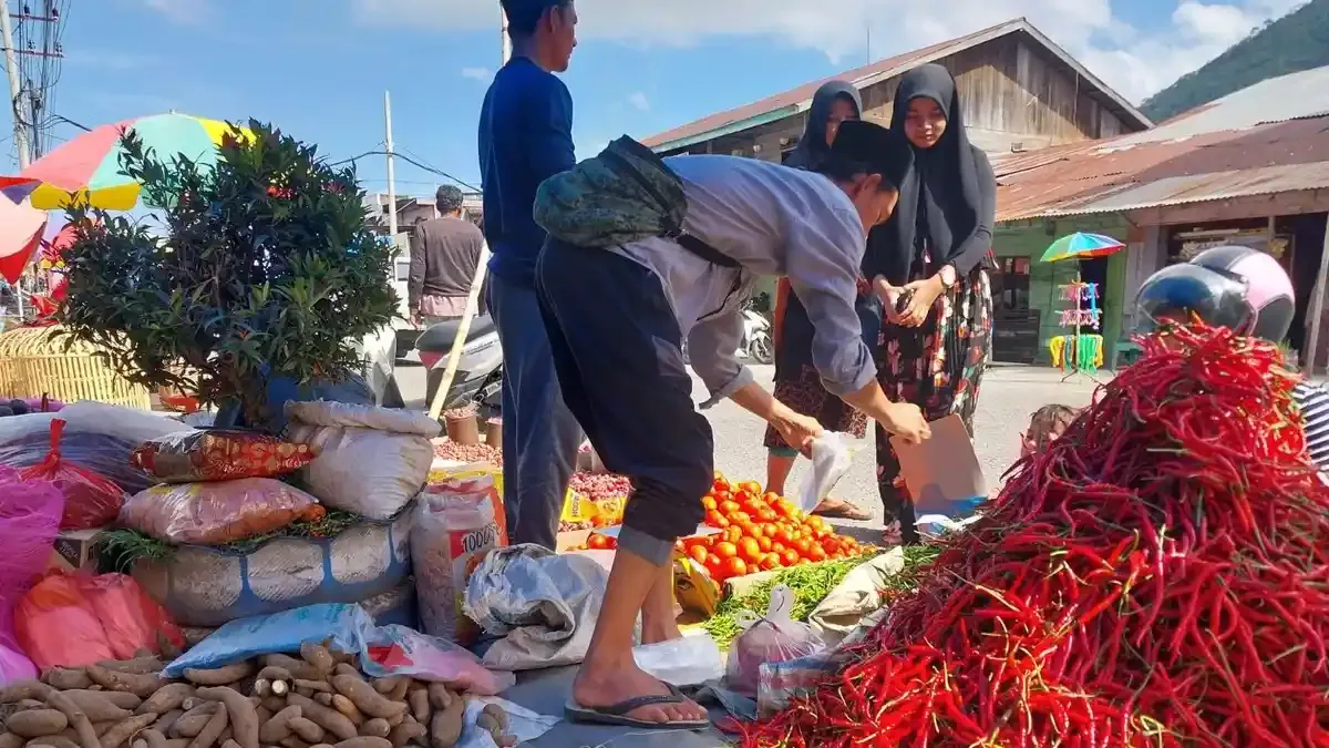Harga Kentang, Kol, dan Tomat di Pasar Simpang Tiga Redelong Naik Akibat Gagal Panen