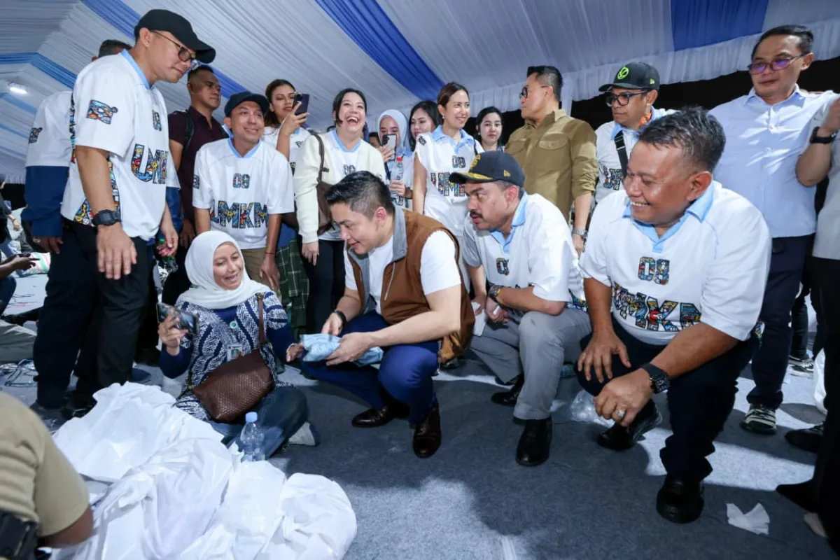 Pernyataan Singkat Seskab Teddy Indra Wijaya di Pasar Murah Picu Sorotan soal Transparansi