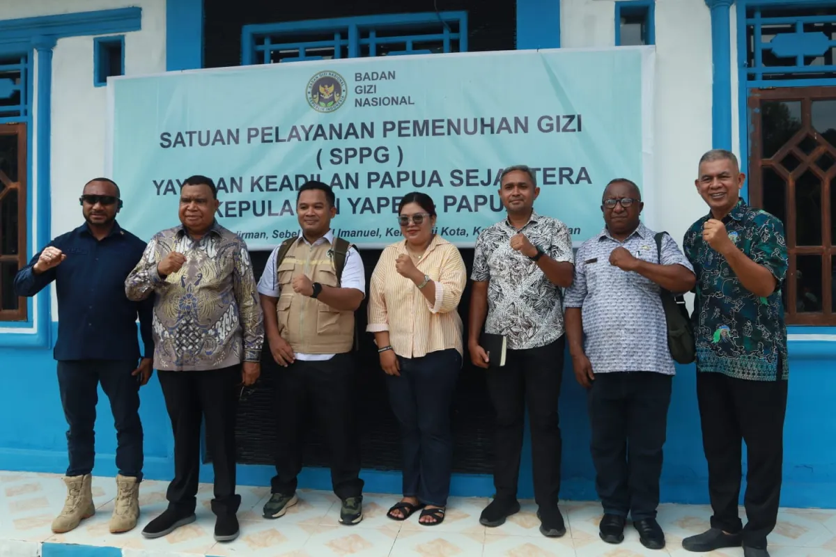 Bupati Yapen dan Anggota DPR RI Yan Mandenas Tinjau Dapur MBG di Serui, Dorong Prioritas Belanja Bahan Pangan Lokal