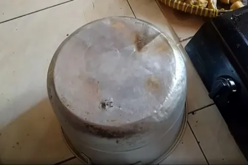 Cara Cepat Menambal Panci Bocor dengan Tepung Terigu dan Air