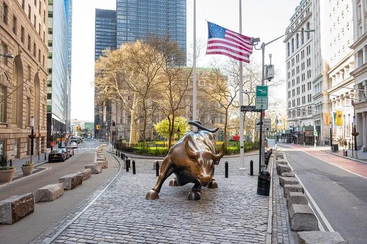 Wall Street Melemah, Saham Teknologi dan Keuangan Tertekan