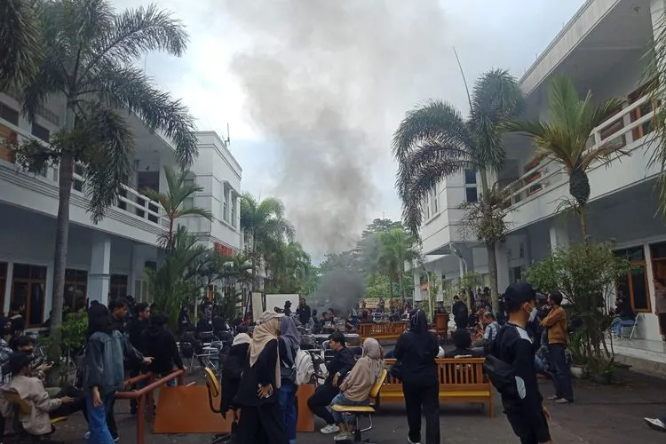 Mahasiswa STMIK Tasikmalaya Kembali Unjuk Rasa, Puluhan Bangku Disita Usai Izin Operasional Dicabut