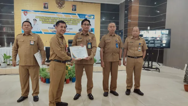 Pemkab Kotawaringin Barat Beri Penghargaan untuk Dorong Keterbukaan Informasi Publik