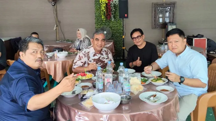 Ketua MPR RI Ahmad Muzani Cicipi Pindang Salmon Saat Kunjungan ke Lampung