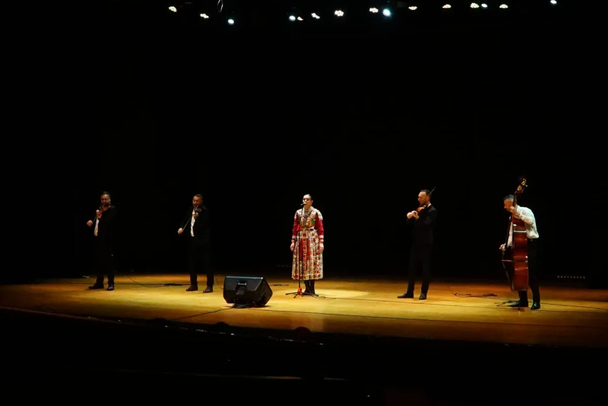 Konser Musik Folklor Hungaria di Balai Pemuda Surabaya Tarik Antusias Warga