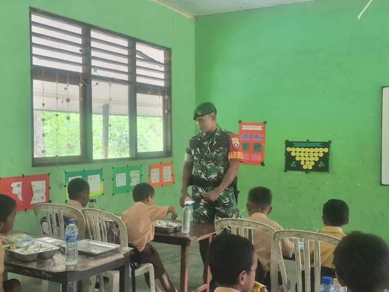 Babinsa Rindi Umalulu Dampingi Program Makan Bergizi Gratis di SDM Melolo 1