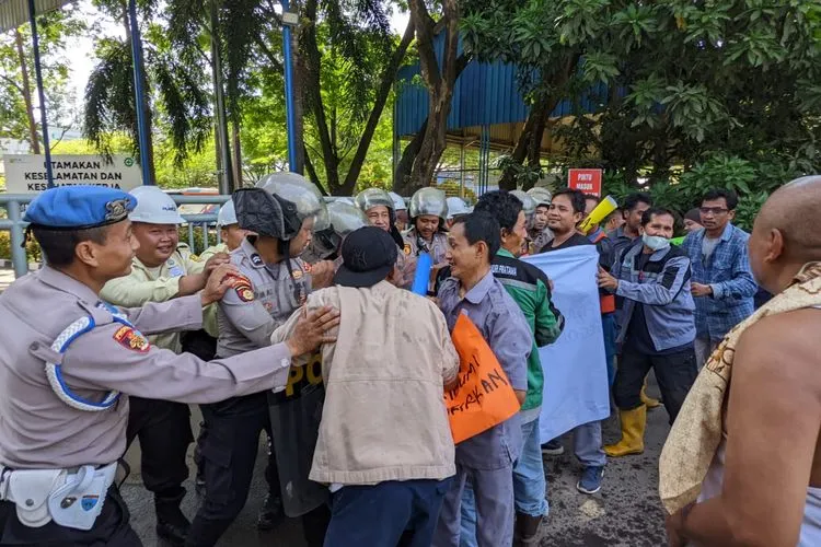 PLTGU Cilegon dan Polsek Puloampel Gelar Simulasi Pengamanan Unjuk Rasa dan Huru-hara