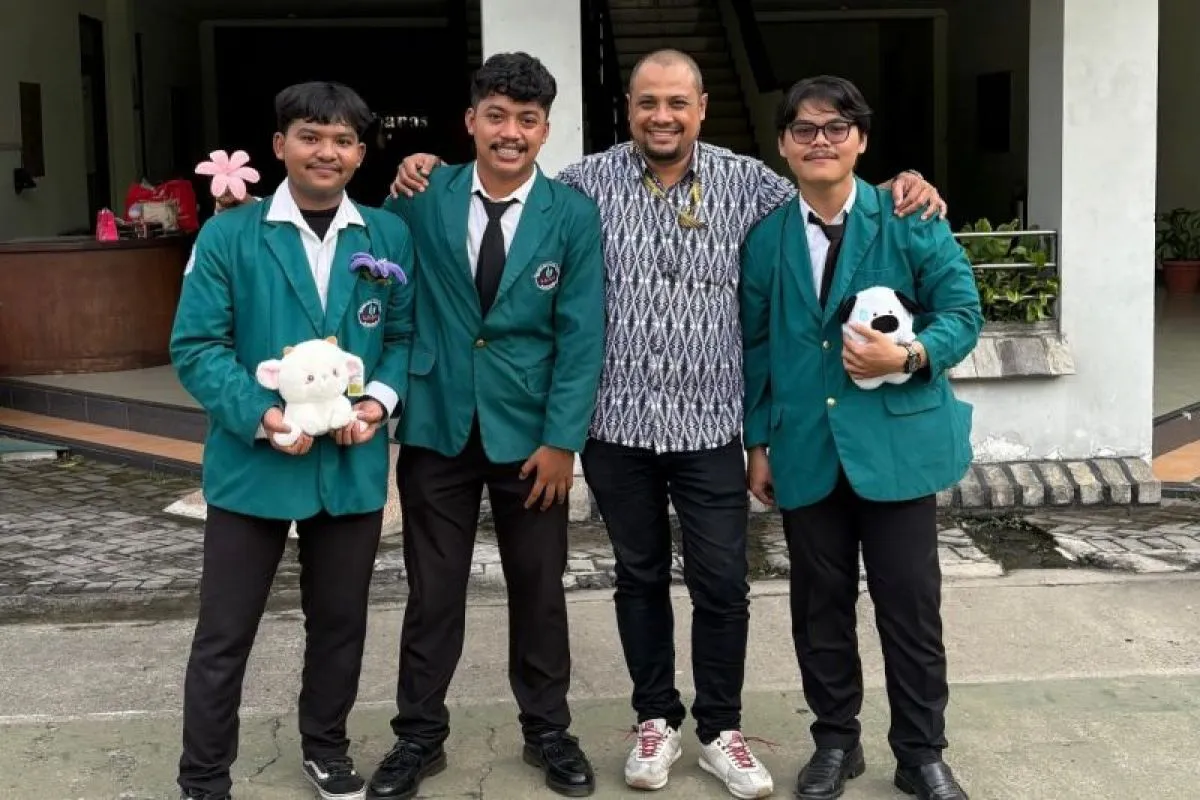 Tiga Calon Wisudawan Informatika UHW Perbanas Direkrut Perusahaan TI Sebelum Wisuda