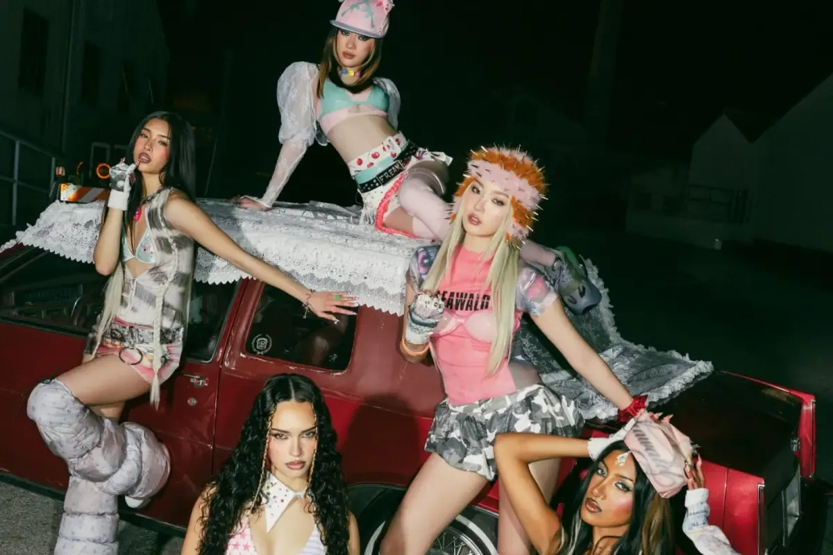 KATSEYE Rilis Lagu Baru “PINKY UP” Jelang Tampil di Coachella 2026
