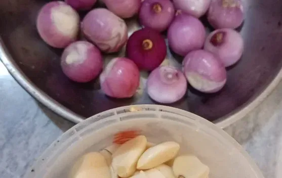 Bawang Merah dan Putih Kupas Makin Diminati Warga Ranai karena Praktis dan Hemat Waktu