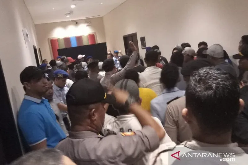 Arena Kongres V PAN di Kendari Sempat Ricuh, Massa Desak Registrasi Peserta Ditutup