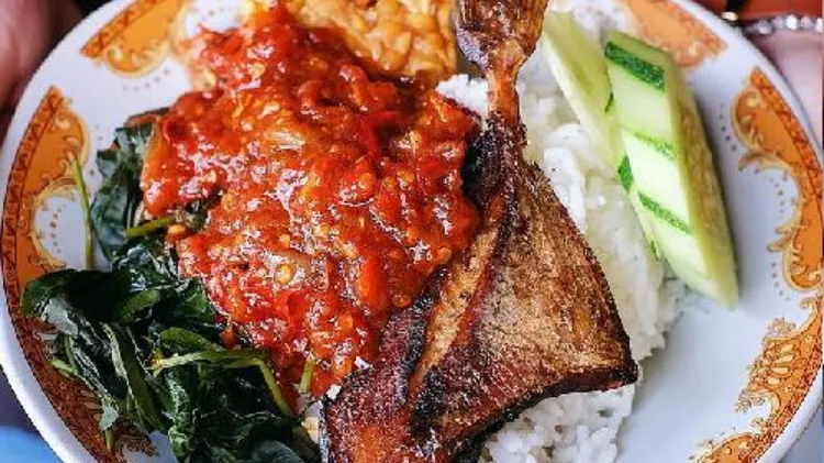 Menjelajahi Kuliner Malam Surabaya: Rawon Setan dan Sego Sambel Mak Yeye yang Legendaris