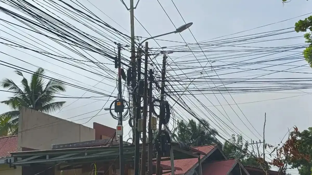 Warga Keluhkan Pemasangan Kabel Internet Semrawut di Pekanbaru, DPRD Minta Penertiban Diperkuat