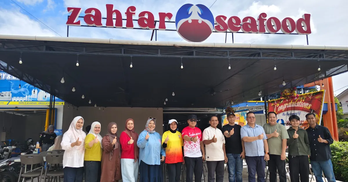 Bupati Sujiwo Cicipi Asam Pedas di Jafar Seafood Pontianak, Sebut Rasanya “Nendang Banget”