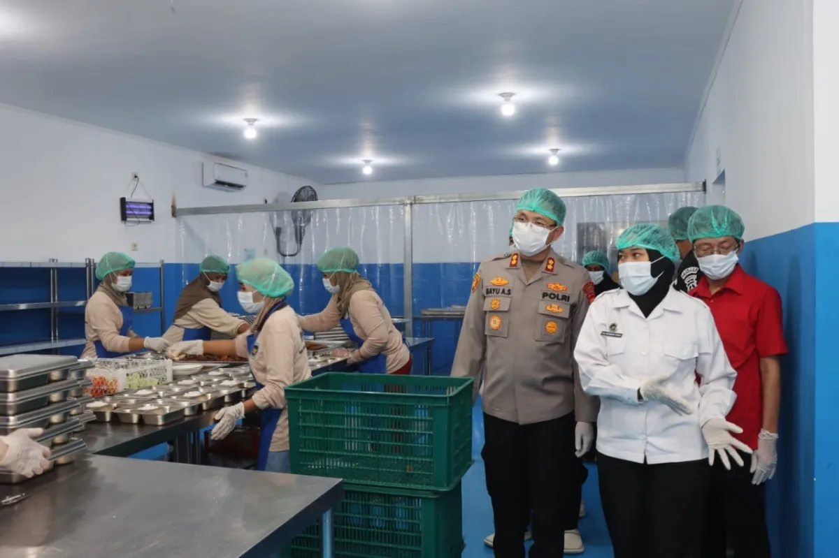 Kapolres Situbondo Tinjau SPPG Polri Kendit, Pastikan Layanan MBG untuk 1.168 Siswa Sesuai Standar