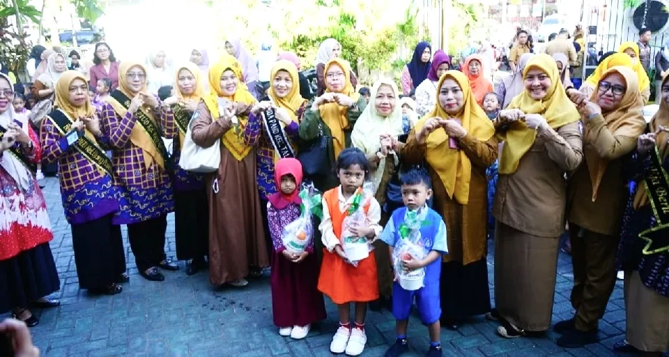 Bunda PAUD Kecamatan Tallo Serahkan Paket Makanan Sehat Bergizi untuk Anak PAUD dan TK