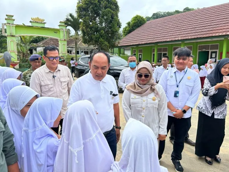 Program Makan Bergizi Gratis Disalurkan untuk Siswa dan Anak PAUD di Gisting Atas