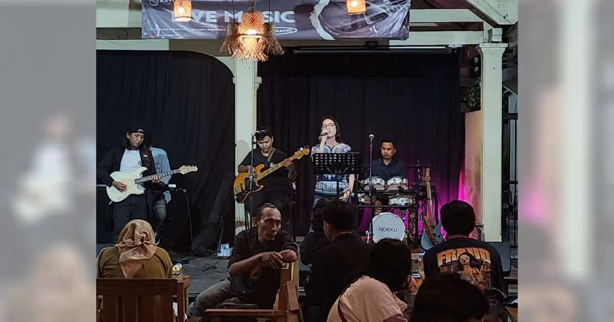 Jamming Musik Kamis Malam di Kafe Satu Sisi Bojonegoro Jadi Ruang Kolaborasi Musisi Lintas Usia