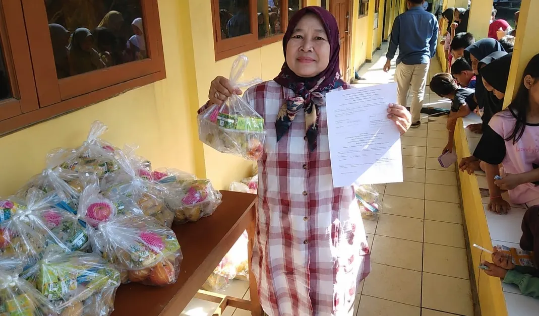 SPPG Bantargadung Salurkan Paket Gizi Berisi Ayam, Susu, dan Buah untuk Tekan Kekurangan Gizi