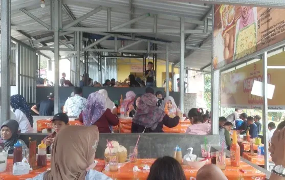 Mie Ayam Kutel Susi Sotang Ramai Diminati Pengunjung Wisata Waduk Sempor