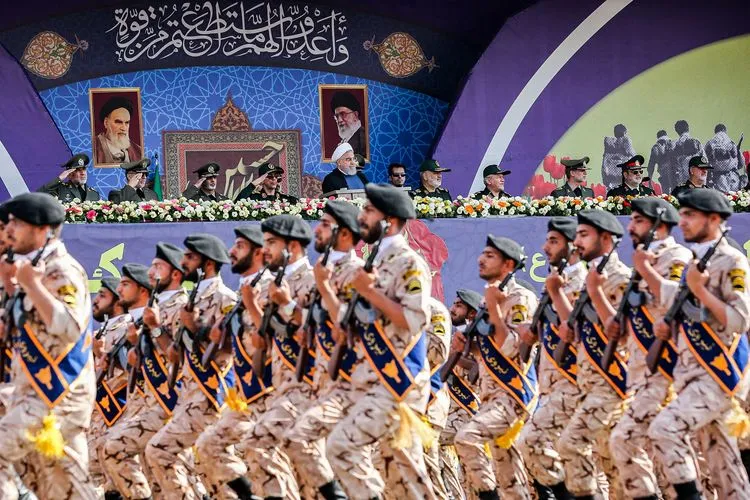 Rouhani dan Pejabat Militer Iran Hadiri Parade Tahunan Garda Revolusi di Teheran